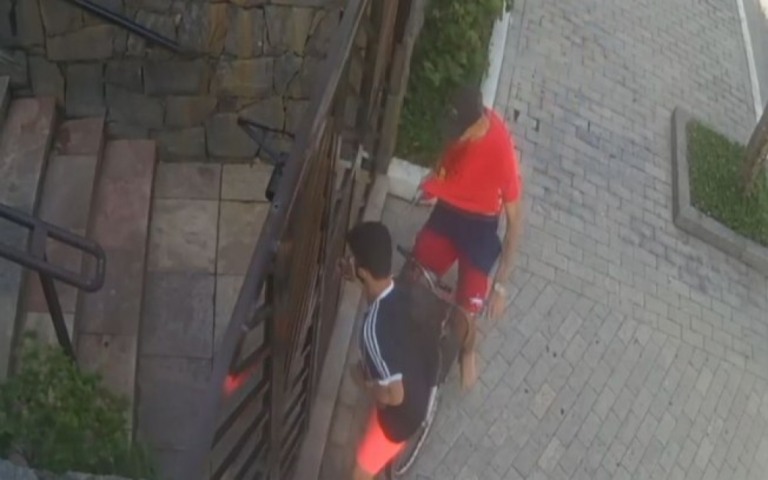 Jovem joga celular pelo portão para fugir de assalto no litoral de SP; assista