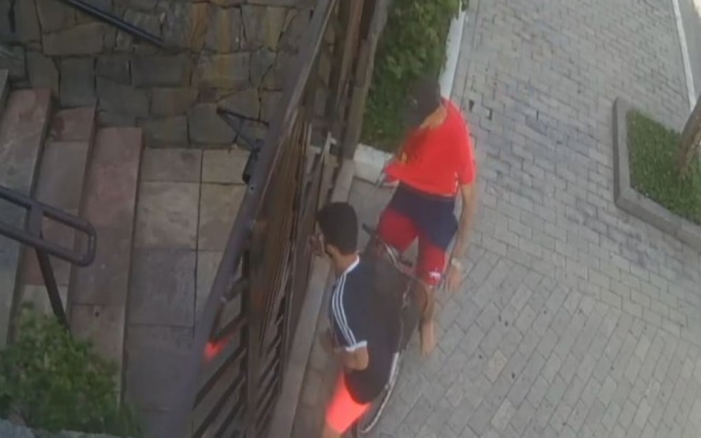 Jovem joga celular pelo portão para fugir de assalto no litoral de SP; assista