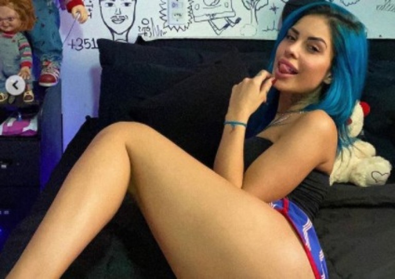 Esbanjando sensualidade, Tati Zaqui faz ensaio na cama e dispara: "Fervendo"
