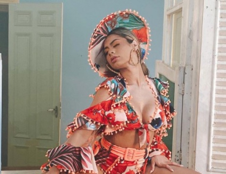 Lexa deixa o “bumbum de fora” ao anunciar novo clipe