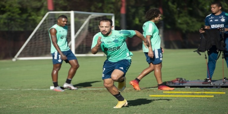 Flamengo treina forte no Ninho do Urubu focado no jogo de volta contra Racing