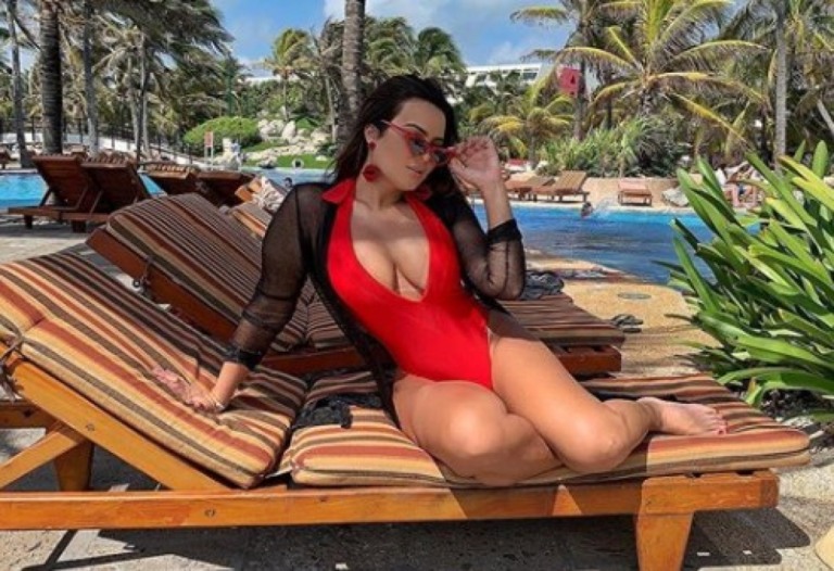 Geisy Arruda esbanja boa forma ao posar de maiô sensual: “Toda vermelhinha”