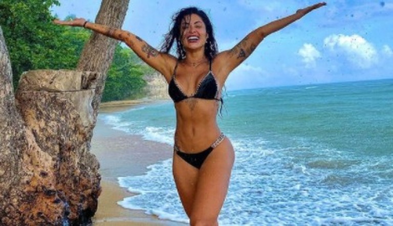 Aline Riscado ostenta corpão sarado em cenário paradisíaco