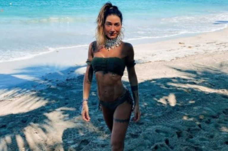 Gabriela Pugliesi faz temperatura da web subir ao mostrar coleção de “brinquedos adultos”