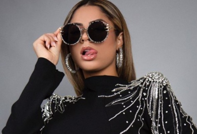 Lexa posa com modelito revelador e deixa “comissão de frente” à mostra