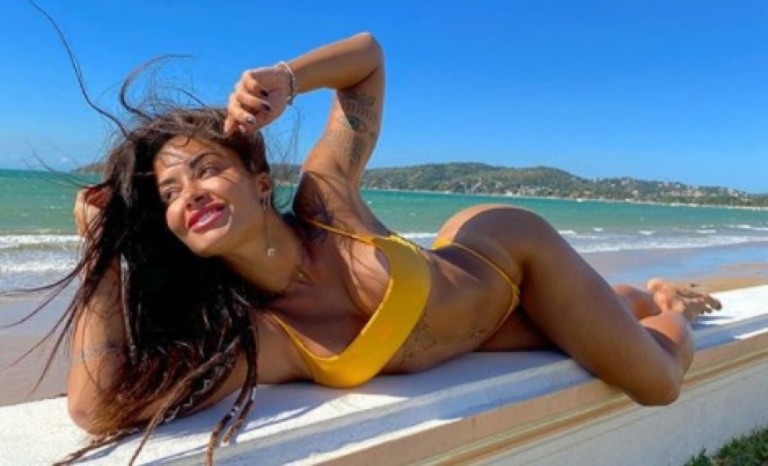 Aline Riscado mostra corpo todo curvilíneo na praia: “Sem defeitos” Aline Riscado mostra corpo todo curvilíneo na praia: “Sem defeitos”