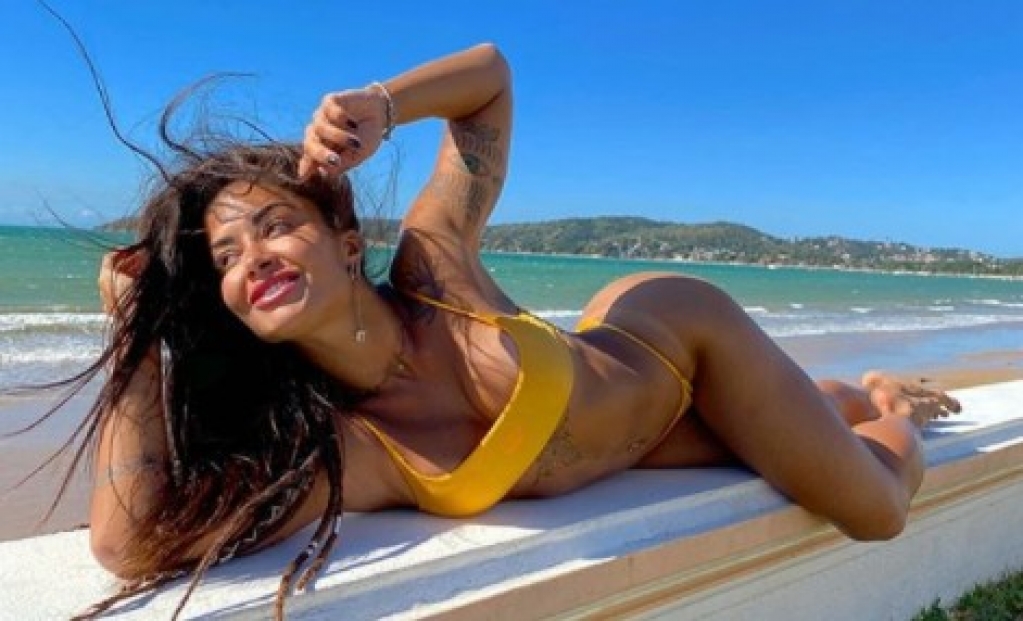 Aline Riscado mostra corpo todo curvilíneo na praia: “Sem defeitos” Aline Riscado mostra corpo todo curvilíneo na praia: “Sem defeitos”