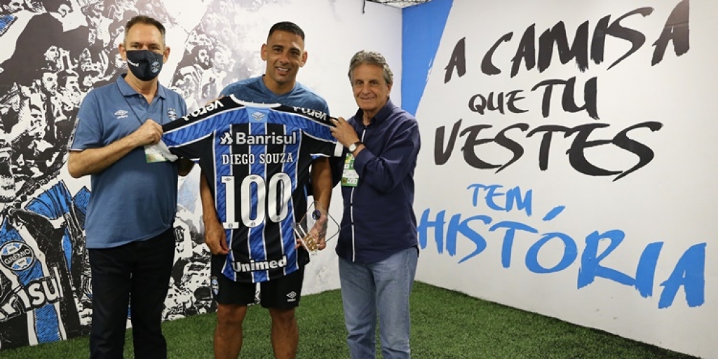 Grêmio homenageia Diego Souza pelos 100 jogos com a camisa tricolor