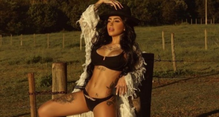 Esbanjando sensualidade, Mirella surge de calcinha e faz selfie no espelho