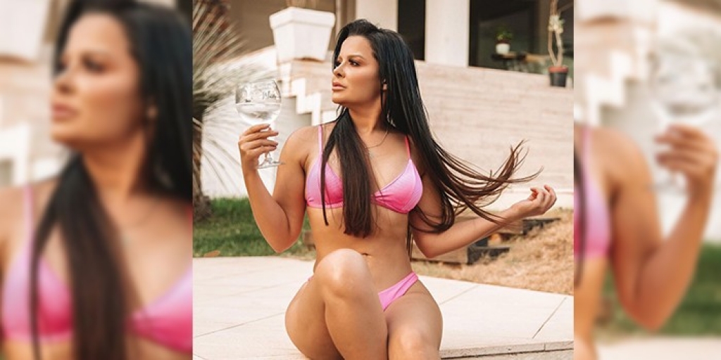 Que calor! Maraisa renova bronzeado na praia e ostenta “barriguinha sarada”