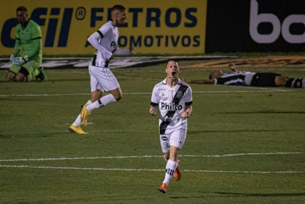 Ponte Preta enfrenta o Sampaio Correa em jogo de seis pontos na noite desta terça