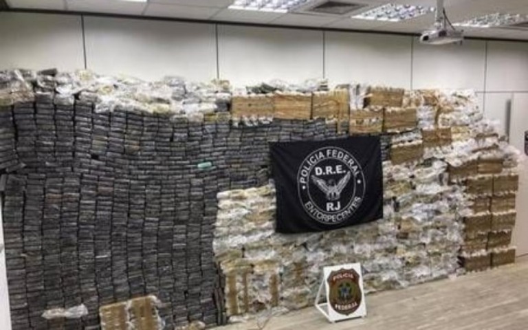 PF apreende 2,5 toneladas de cocaína e prende um PM suspeito na operação