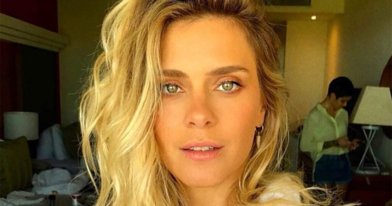 Carolina Dieckmann faz clique usando biquíni diferenciado e choca seguidores