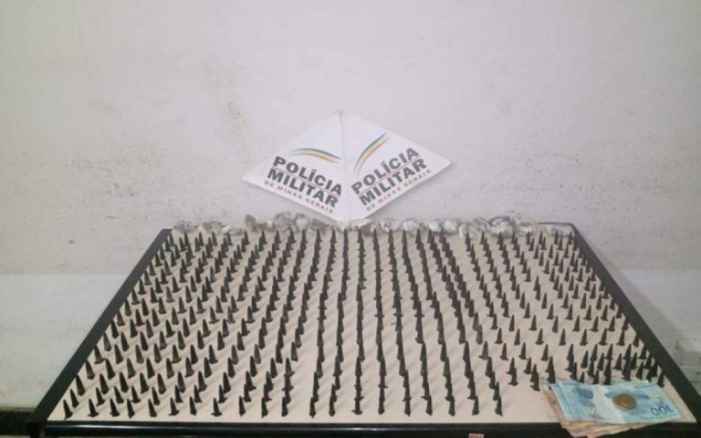 PM apreende mais de 400 pinos de cocaína e barras de maconha em Minas Gerais