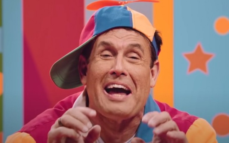 Sérgio Mallandro ironiza "pegadinhas" do Pix em propaganda do Nubank; assista