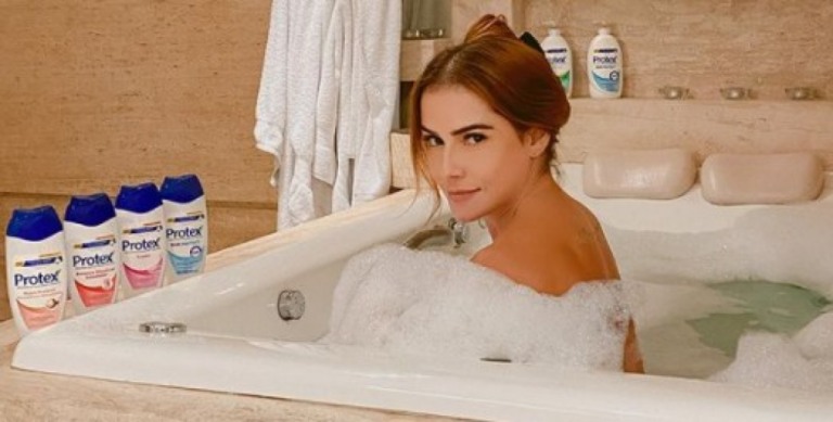 Sem nada? Deborah Secco posa no banho e dá aquelas “diquinhas” aos fãs