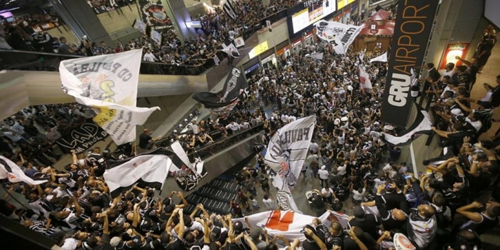 Há oito anos, torcida do Corinthians invadia o Aeroporto após conquista da Libertadores