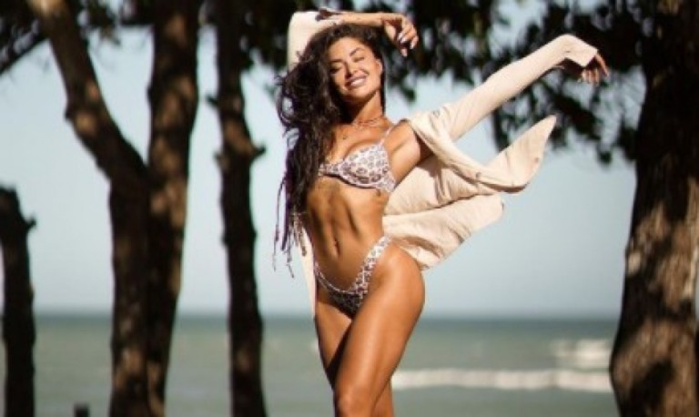 Aline Riscado exibe corpão sarado durante viagem: “Que mulherão!”