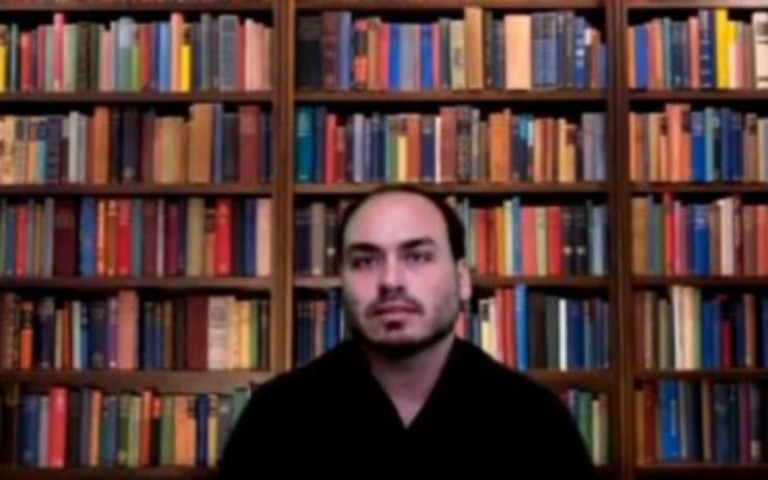 Carlos Bolsonaro cria projeto para proibir linguagem de gênero neutro