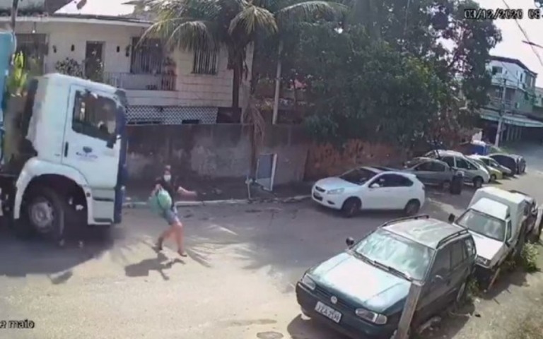Desgovernado, caminhão de lixo quase atinge mulher e causa destruição; assista
