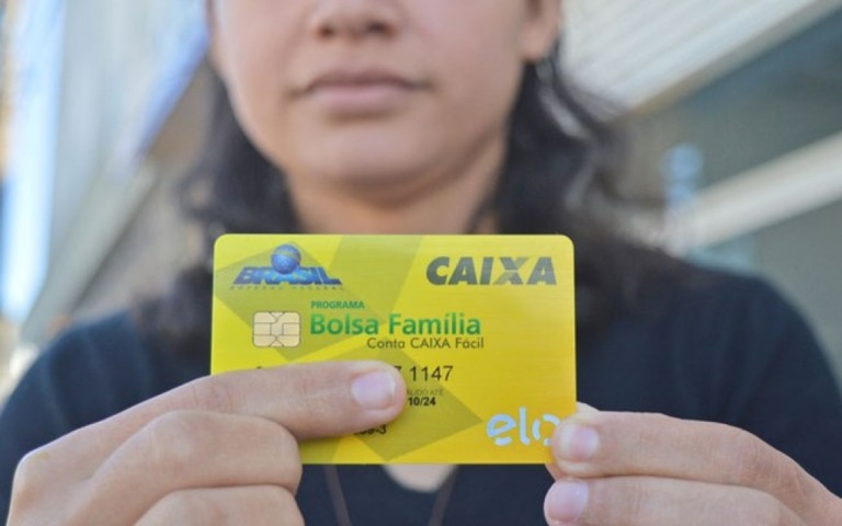 Fila do Bolsa Família volta a 1 milhão após redução do auxílio emergencial