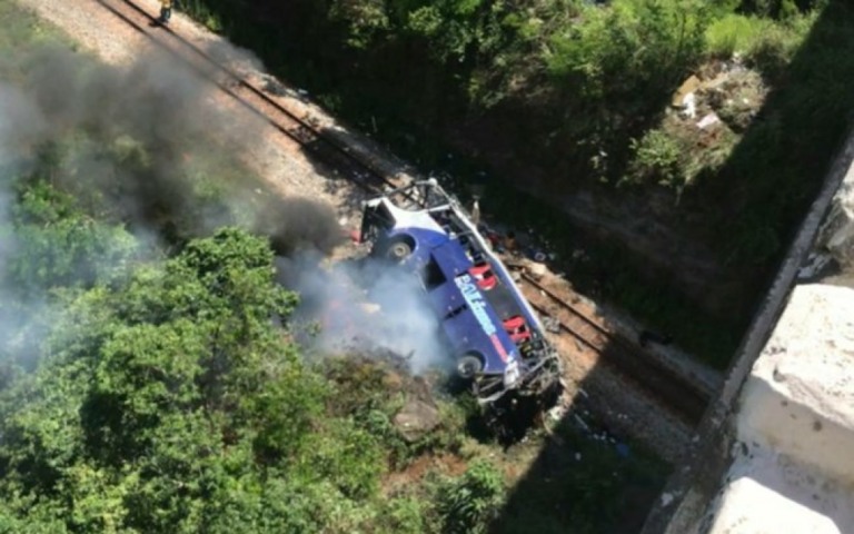 Ônibus cai de viaduto em Minas Gerais e deixa 10 mortos