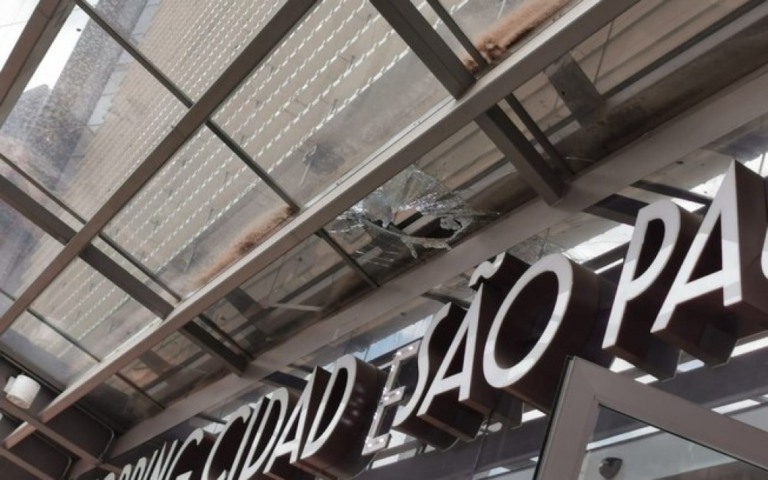 Parte da fachada do shopping Cidade São Paulo despenca na Avenida Paulista