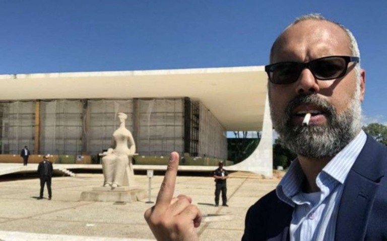 Youtubers bolsonaristas lucram R$ 100 mil mensais com informações do governo
