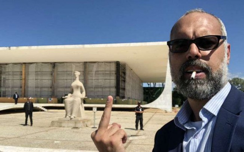 Youtubers bolsonaristas lucram R$ 100 mil mensais com informações do governo Youtubers bolsonaristas lucram R$ 100 mil mensais com informações do governo