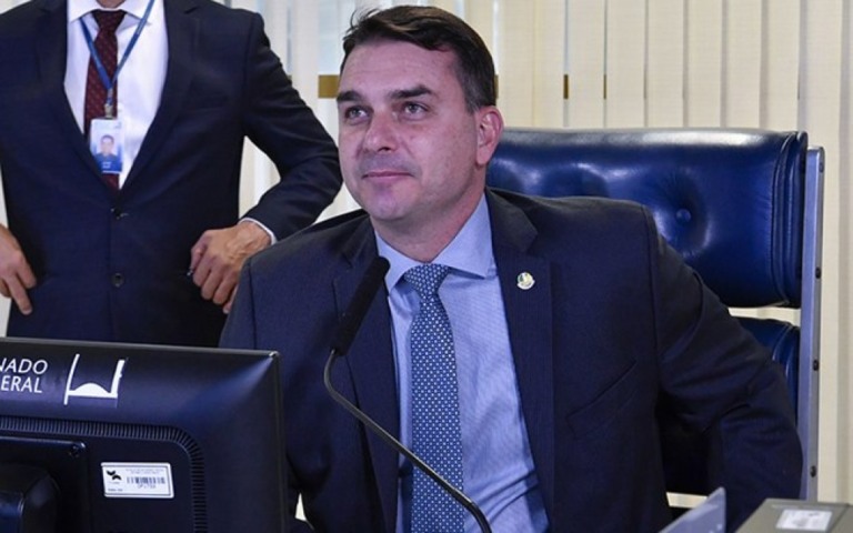 Alvo de Flávio é exonerado na Receita em meio à pressão para anular provas