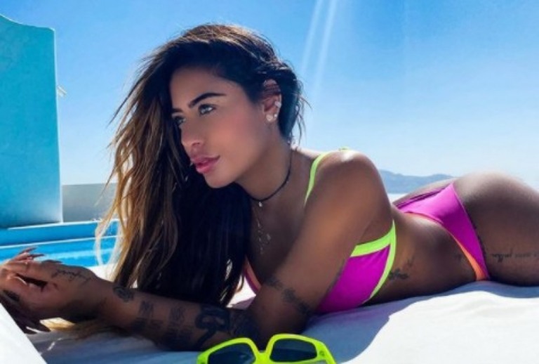 Rafaella Santos quebra a internet ao posar deitada na praia