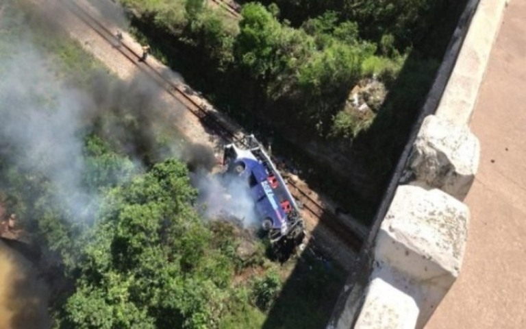 Sobe para 18 o número de mortos após ônibus cair de viaduto em Minas Gerais