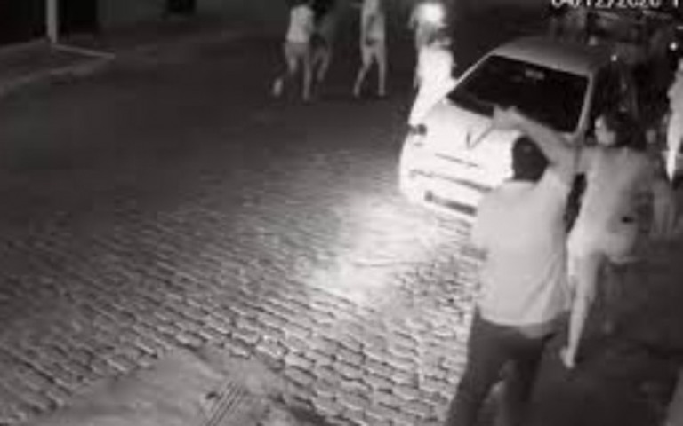 Prefeito de cidade da Bahia agride manifestantes com chicote; veja o vídeo
