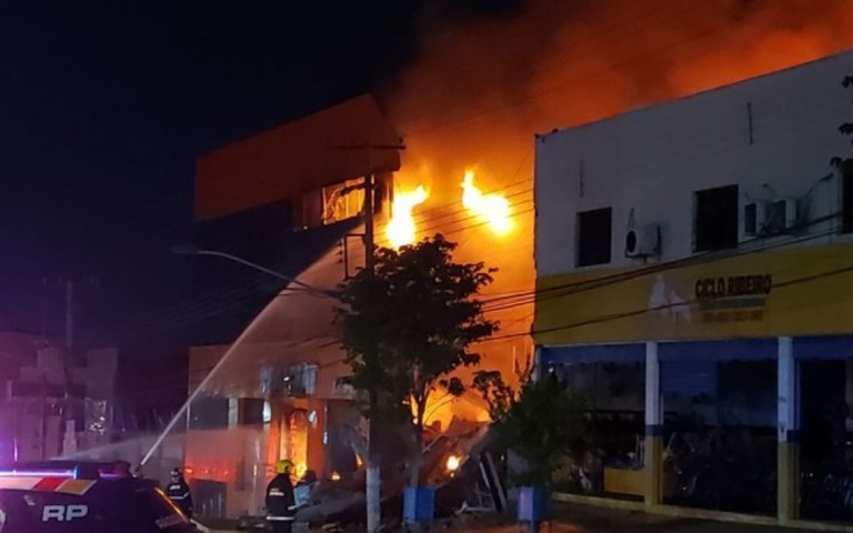 Após incêndio, prédio desaba em Cuiabá e deixa bombeiros feridos; veja o vídeo