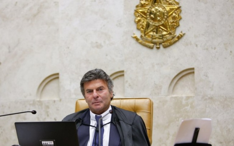 Veto a reeleição de Maia e Alcolumbre expõe críticas a Fux e 'racha' no STF
