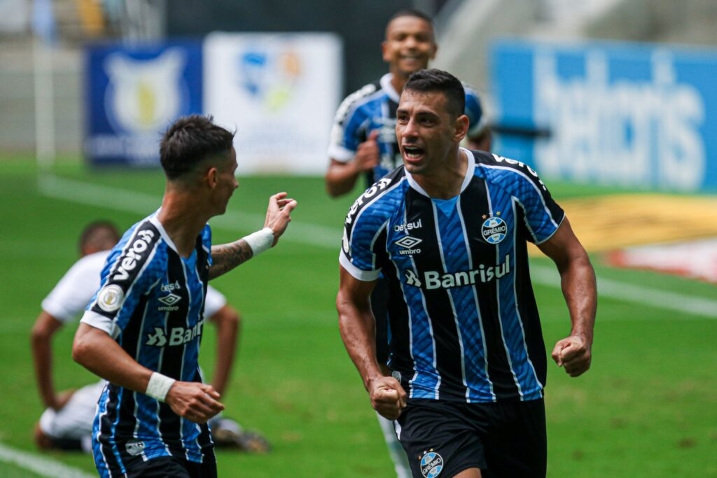 Grêmio goleia o Vasco de 4 a 0 e entra no G-4 do Brasileirão