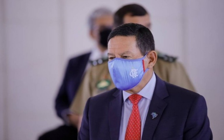 "São três moleques", diz Mourão sobre Flávio, Carlos e Eduardo Bolsonaro