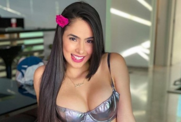 De calcinha sensual, Juliana Caetano toma shot sem usar as mãos
