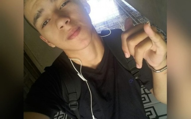 Jovem salva namorada de afogamento, mas morre após cair em buraco de rio no MT