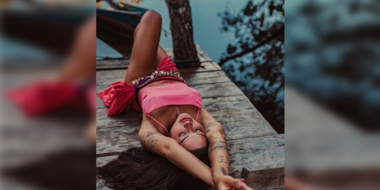 Aline Riscado posa com amiga na praia e deixa seguidores apaixonados