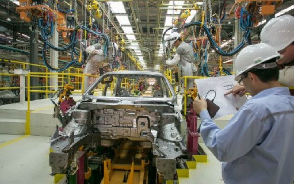 Falta de insumos e aumento da Covid-19 elevam risco de paralisação de montadoras