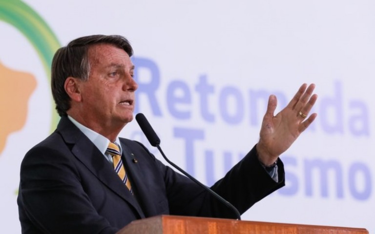 Bolsonaro diz que toda a população terá vacina "gratuita e não obrigatória"