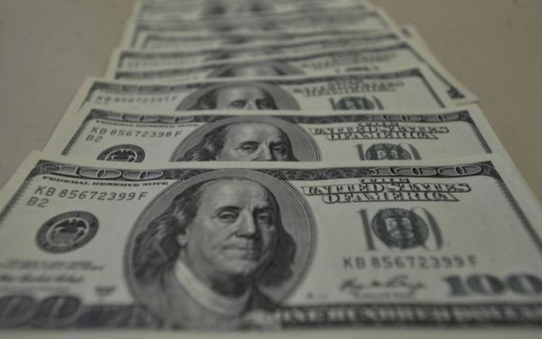 Após atingir R$ 5,05, dólar desacelera e encerra o dia em estabilidade