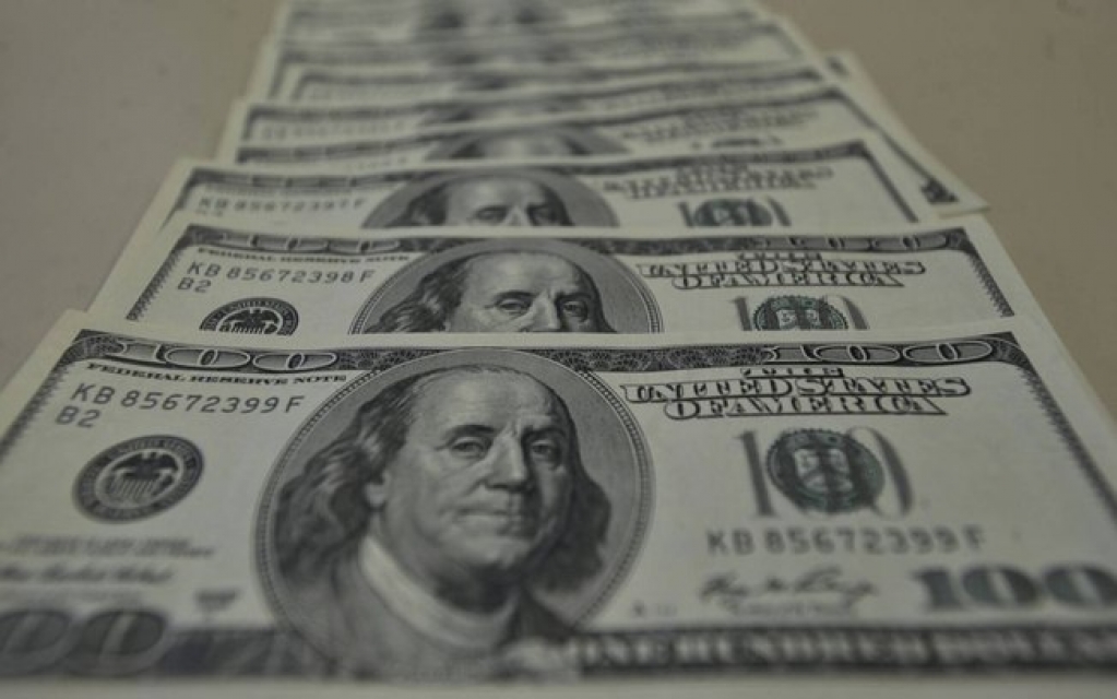 Após atingir R$ 5,05, dólar desacelera e encerra o dia em estabilidade