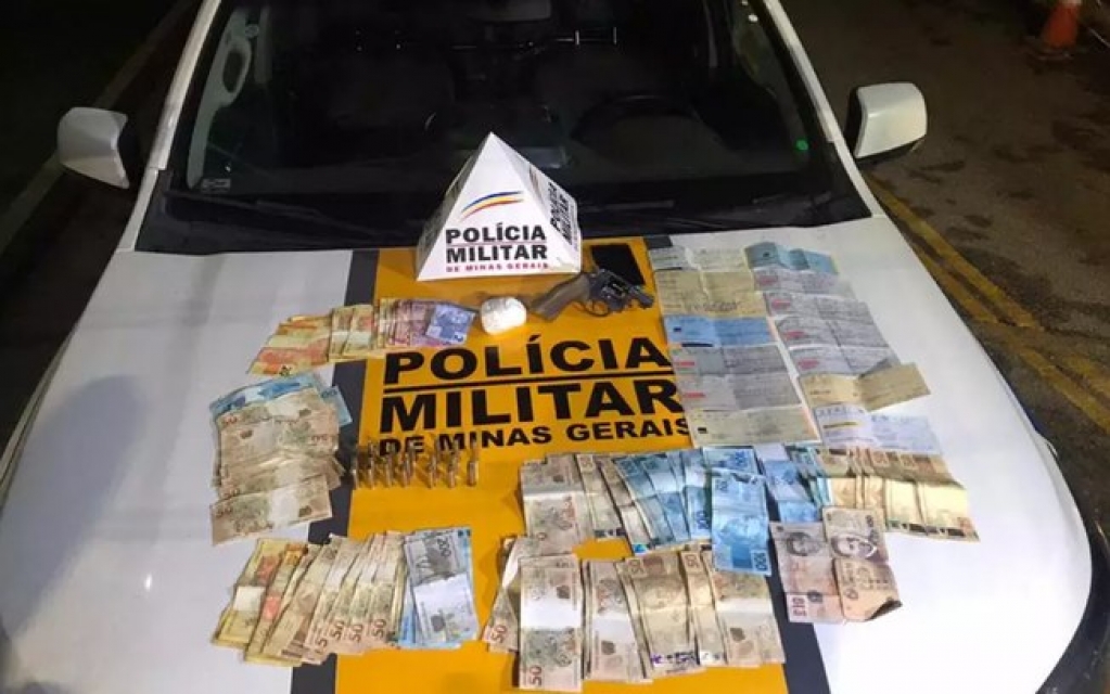 Homem é preso com cocaína, dinheiro e mais de R$ 130 mil em cheques Homem é preso com cocaína, dinheiro e mais de R$ 130 mil em cheques