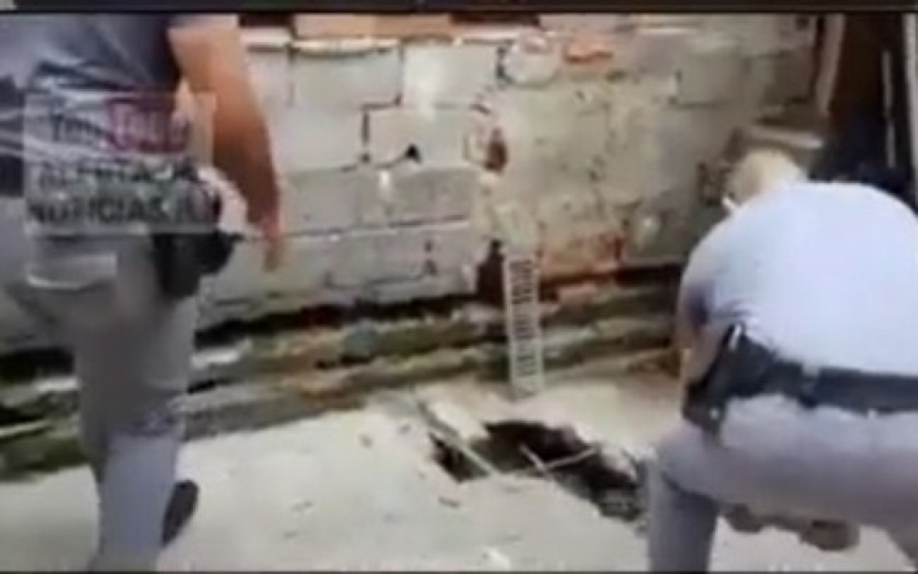 Vídeo: PM quebra o chão para resgatar idoso que ficou dois dias preso no esgoto Vídeo: PM quebra o chão para resgatar idoso que ficou dois dias preso no esgoto