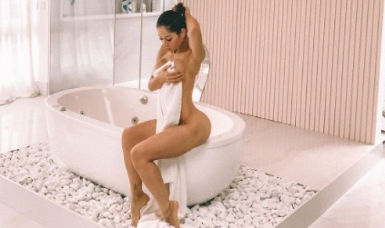 Mayra Cardi dá “bom dia” aos seguidores completamente nua