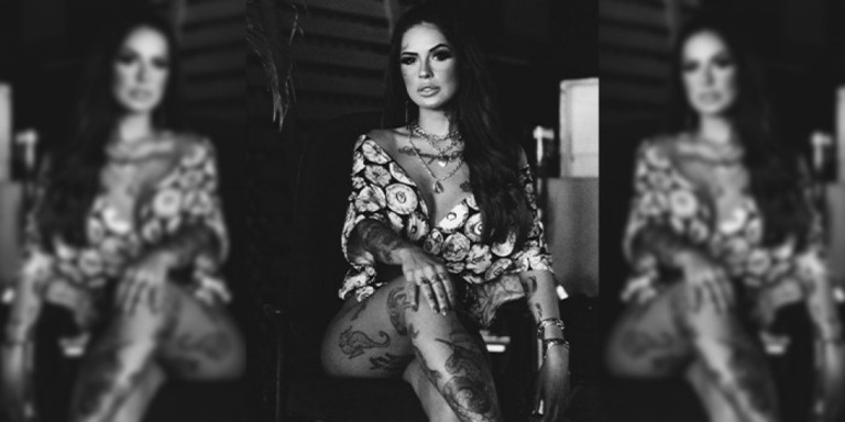Tati Zaqui aposta em decote fatal e leva seguidores ao delírio