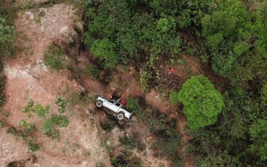 Homem é resgatado vivo 36 horas após cair em ribanceira em MG Homem é resgatado vivo 36 horas após cair em ribanceira em MG