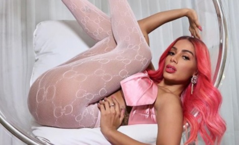 Anitta posa com vestido coladinho e ostenta curvas acentuadas: “Que corpo!”